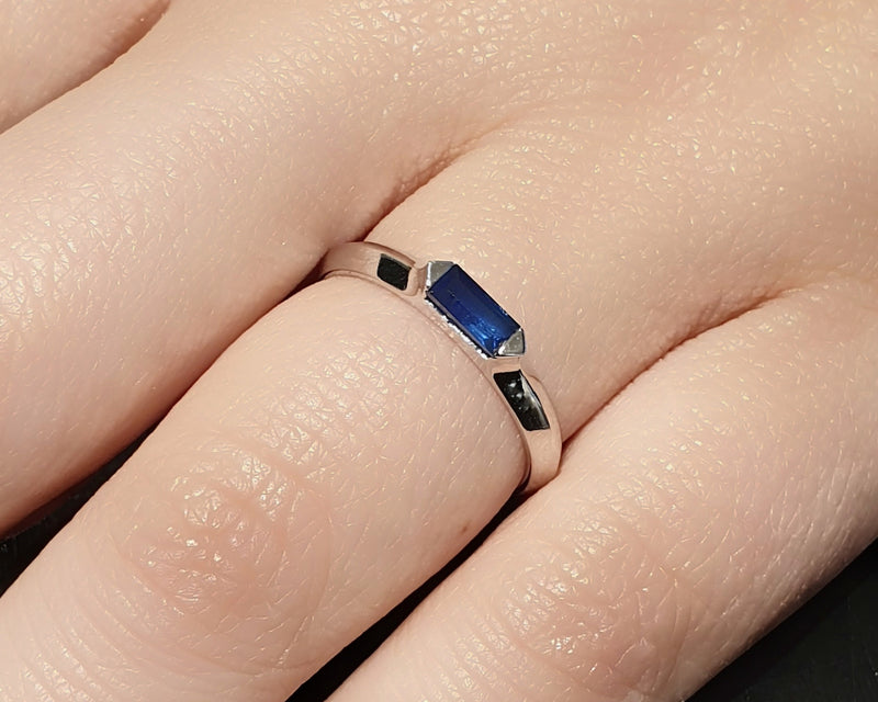 טבעת זהב לבן בשיבוץ אבן ספיר כחולה