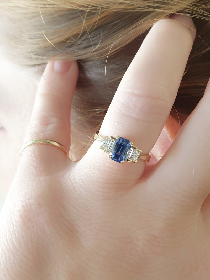 טבעת משובצת אבן ספיר כחולה ויהלומים בחיתוך בגט
