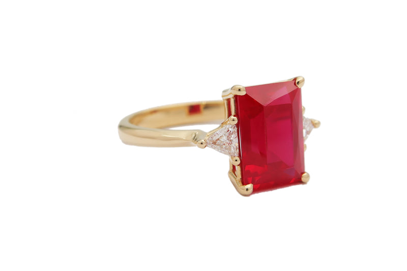 טבעת זהב משובצת אבן חן רובי אדומה ויהלומים בחיתוך משולש- Trillion