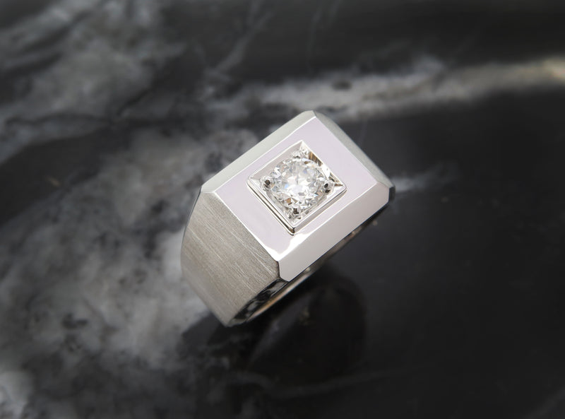 טבעת חותם בזהב לבן משובצת יהלום