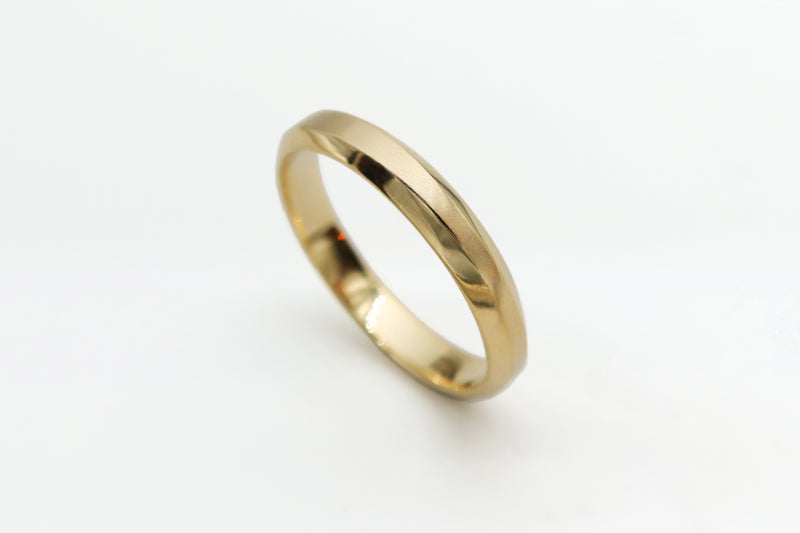 טבעת נישואין בסגנון מנימליסטי