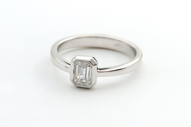 טבעת אירוסין זהב לבן עם יהלום אמרלד קאט