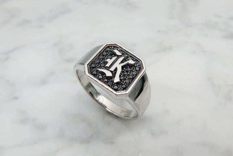 טבעת חותם יחודית לגבר בשילוב יהלומים שחורים
