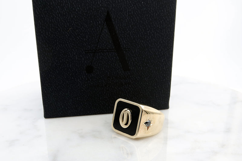 טבעת חותם עם אמייל שחור משובצת יהלומים שחורים