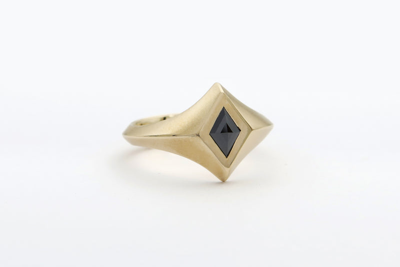 טבעת חותם לזרת משובצת יהלום שחור בחיתוך ייחודי