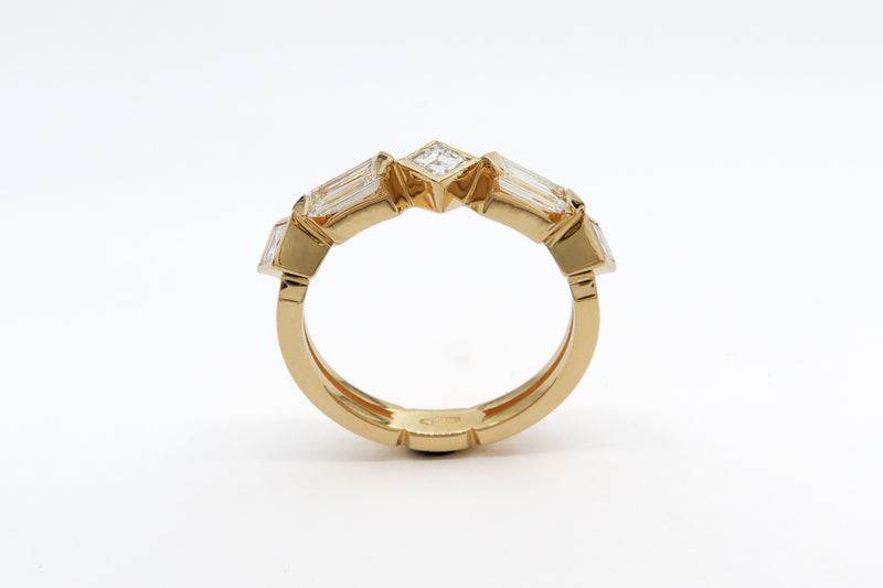 טבעת ייחודית משובצת יהלומים בחיתוך בגט