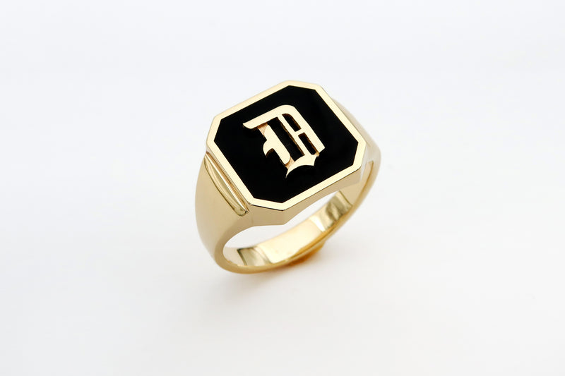 טבעת עם אות ייחודית משולבת אמייל שחור