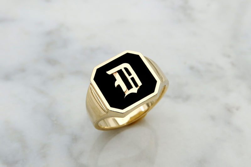 טבעת עם אות ייחודית משולבת אמייל שחור