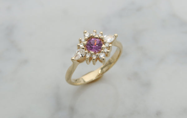 טבעת משובצת אבן חן ספיר ורודה בשילוב יהלומים לבנים