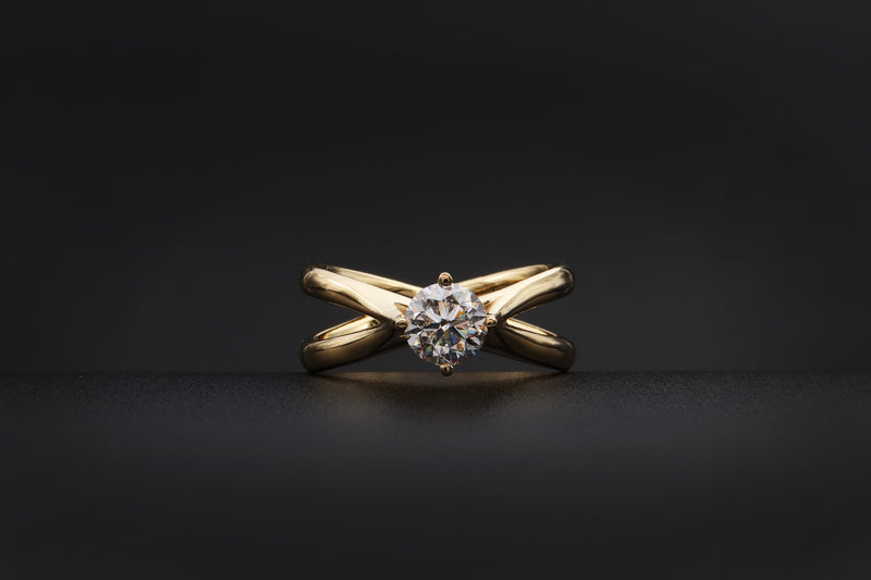טבעת יהלום 1 קראט עם רצועות משתלבות זהב 18 קראט