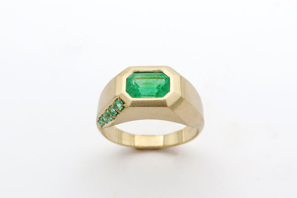 טבעת חותם מלכותית משובצת אמרלד ירוק