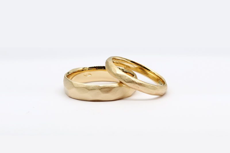 טבעת נישואין לגבר מרוקעת בגימור מט
