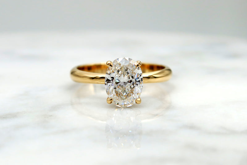 טבעת אירוסין משובצת יהלום בחיתוך אובל