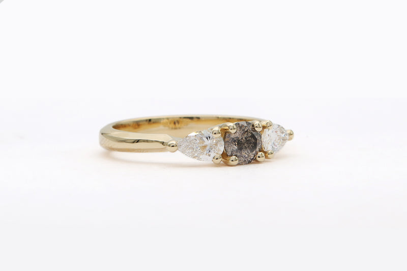 טבעת זהב צהוב משובצת יהלום Salt & Pepper בשילוב יהלומים לבנים
