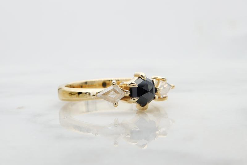 טבעת משובצת יהלום שחור בחיתוך משושה בשילוב יהלומים לבנים