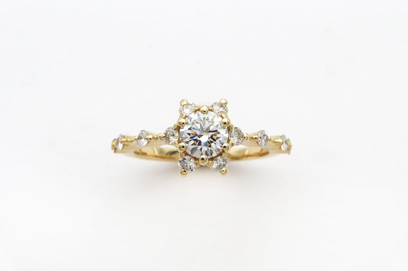 טבעת אירוסין משובצת יהלומים בעיצוב כוכב