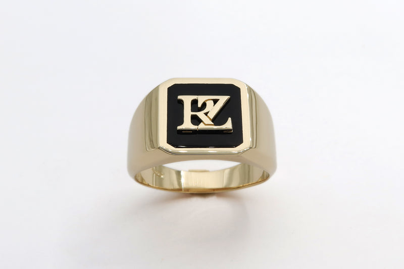 טבעת חותם עם ראשי תיבות באמייל שחור