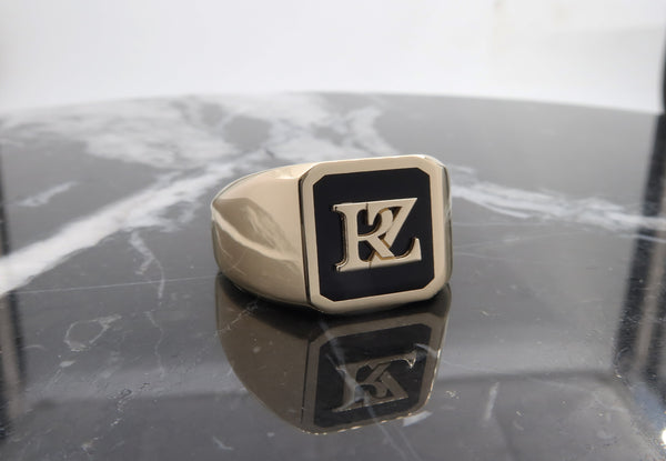 טבעת חותם עם ראשי תיבות באמייל שחור