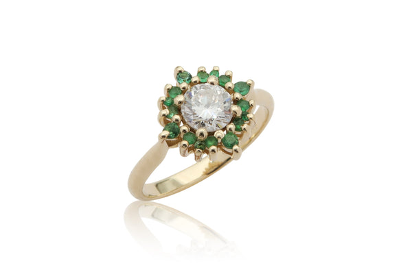 טבעת משובצת יהלום ואבני אמרלד ירוקות