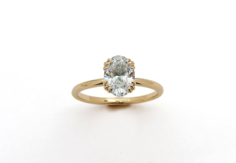 טבעת אירוסין עם יהלום בחיתוך אובל בשיבוץ מיוחד