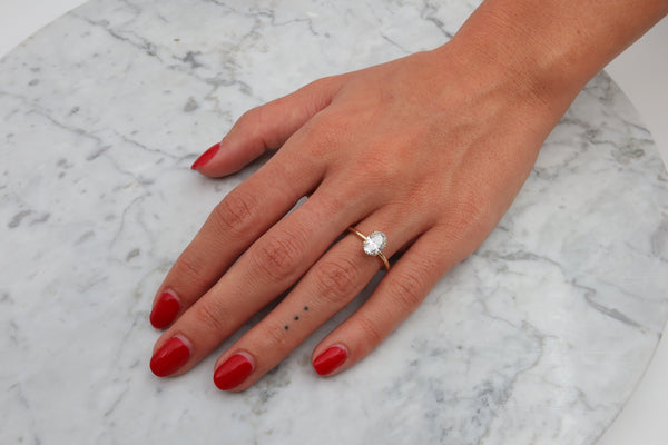 טבעת אירוסין עם יהלום בחיתוך אובל בשיבוץ מיוחד