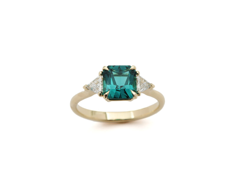 טבעת משובצת אבן טורמלין כחולה ויהלומים משולשים