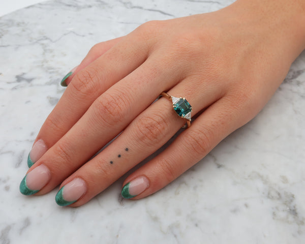 טבעת משובצת אבן טורמלין כחולה ויהלומים משולשים