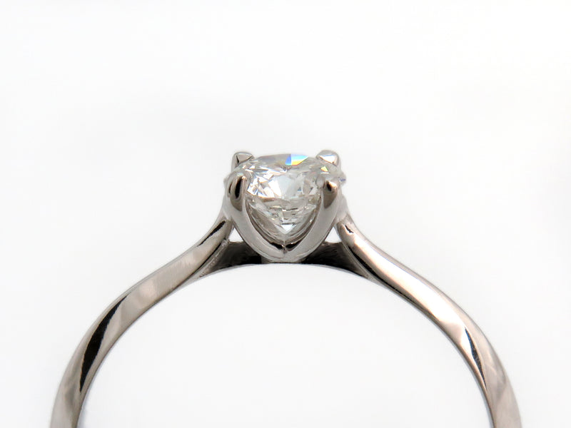 טבעת סוליטר מזהב לבן משובצת יהלום עגול