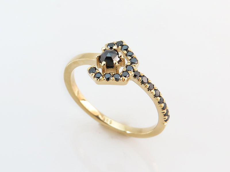 טבעת זהב 14 קראט ויהלום שחור בחיתוך Hexagon - משושה