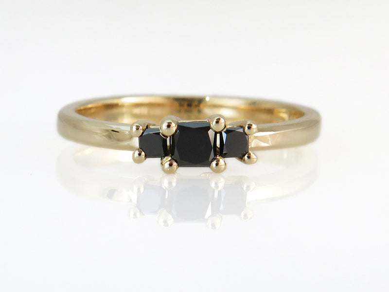 טבעת זהב ויהלומים שחורים בחיתוך מרובע- Princess