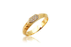טבעת זהב צהוב עם שלוש שורות יהלומים לבנים באמצע