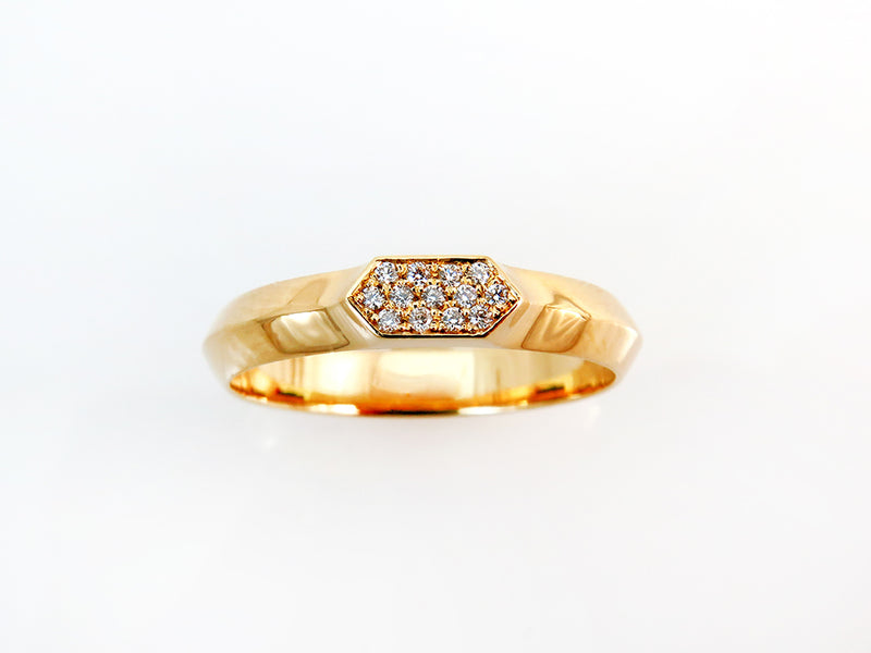 טבעת זהב צהוב עם שלוש שורות יהלומים לבנים באמצע