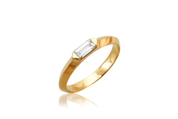 טבעת זהב צהוב עם יהלום בגט שטוח במרכז