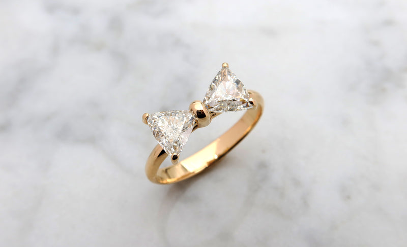 טבעת יהלומים משולשים בצורת פפיון