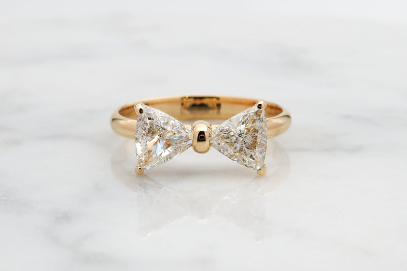 טבעת יהלומים משולשים בצורת פפיון