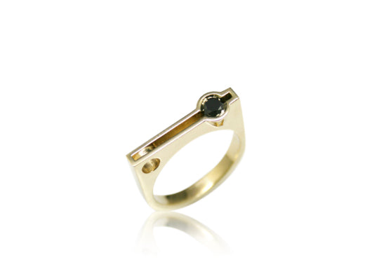 טבעת זהב צהוב בעיצוב גיאומטרי עם יהלום שחור בצד
